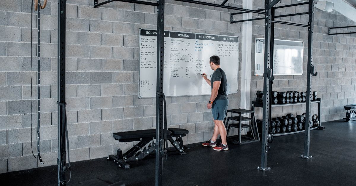 Coach Diagnose|medball throws|Questions for Coaches|Questions for Coaches|Handwritten text on torn paper reads: #1 - Complex or Constructive? Lower the barrier! Less words!.|A handwritten note on a napkin lists four points: 1) Complex or Constructive? Lower barrier; less words. 2) Where does it end? Goal: throw faster